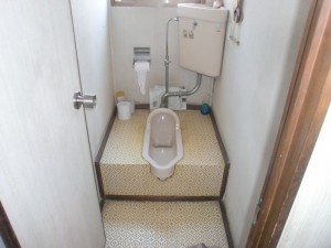 横浜市W様邸階段カーペット張替・トイレリフォーム工事　トイレ施工前