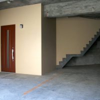 玄関扉と階段の全景